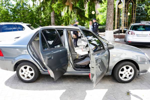 У Рівному водій так втікав від поліції, що заїхав прямо у двір райвідділу (ФОТО) - INFBusiness