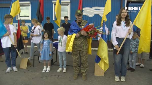 З короваєм і квітами: у Клевані зустріли Юрія Яков’юка з російського полону (ВІДЕО) - INFBusiness