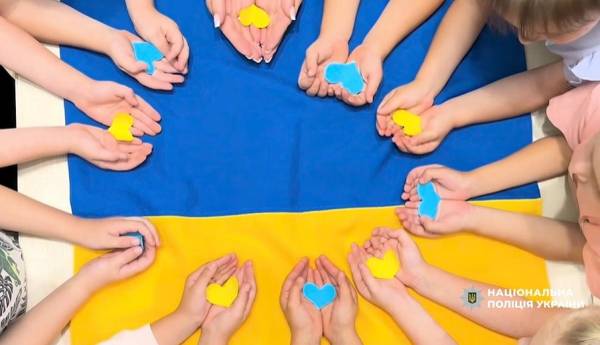Правоохоронці із Млинівщини завітали у садочок, щоб розповісти дітям про державні символи - INFBusiness