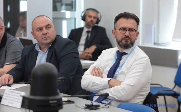 В Україну з Канади везуть посмертну маску і друкарську машинку Петлюри - INFBusiness