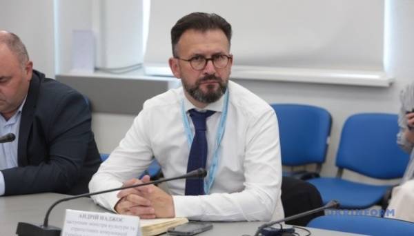 В Україну з Канади везуть посмертну маску і друкарську машинку Петлюри - INFBusiness