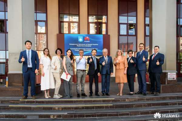 28 серпня 2025 року Київський столичний університет імені Бориса Грінченка (КМУ) та Huawei Україна підписали Меморандум про стратегічне партнерство. Київський університет імені Грінченка підписав меморандум про співпрацю з HUAWEI UKRAINE - INFBusiness