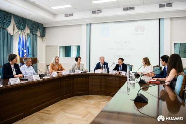 28 серпня 2025 року Київський столичний університет імені Бориса Грінченка (КМУ) та Huawei Україна підписали Меморандум про стратегічне партнерство. Київський університет імені Грінченка підписав меморандум про співпрацю з HUAWEI UKRAINE - INFBusiness