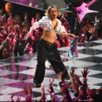 Виступ Доджа Кет на церемонії MTV VMAs 2025 року, що втілював у життя велич 80-х