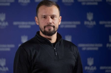 Очільник парламентського комітету з питань освіти Сергій Бабак подав поправки до проєкту держбюджету, які передбачають корективи у системі винагороди за працю педагогів та встановлення щомісячного посадового окладу в сумі не менше ніж три мінімальні зарплати. У Раді ініціюють підняття окладу вчителям до трьох мінімалок. - INFBusiness