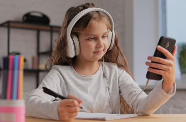 Для дітлахів з тимчасово захоплених областей України, які вчаться за допомогою педагогічного патронажу, встановили чітку тривалість уроків, що залежить від класу навчання. Навчальні години для дітей з окупованих територій затверджено. - INFBusiness