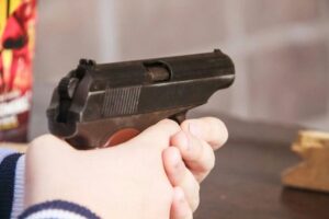 У США чотирирічний хлопчик знайшов у мами у сумці пістолет та вбив свого друга