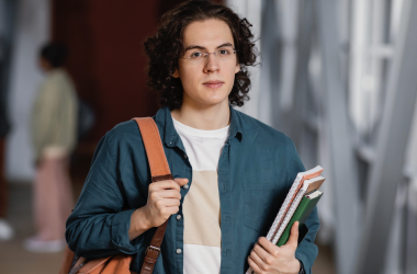 Для навчальних закладів вищої освіти, що знаходяться поблизу фронту та були переміщені, було збільшено обсяг коштів, завдяки впровадженню нового показника у формулі розподілу бюджетних асигнувань. Підтримка фінансування для університетів поблизу фронту та евакуйованих зросла на 10% - INFBusiness