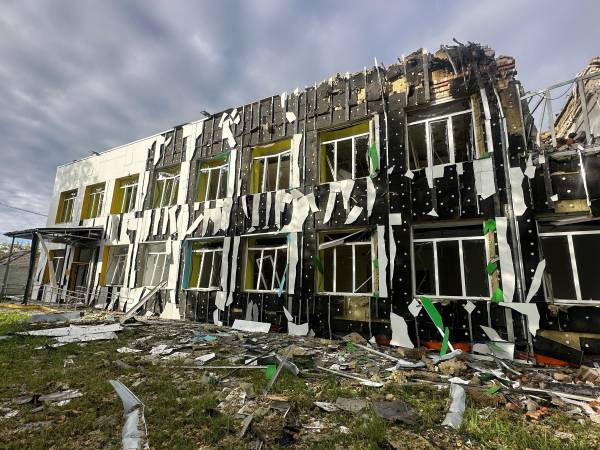 Наслідки обстрілу Чугуєва 12 жовтня / Фото 24 Каналу Чугуїв під ударом: атака дронами на освітянські об'єкти, подробиці. - INFBusiness