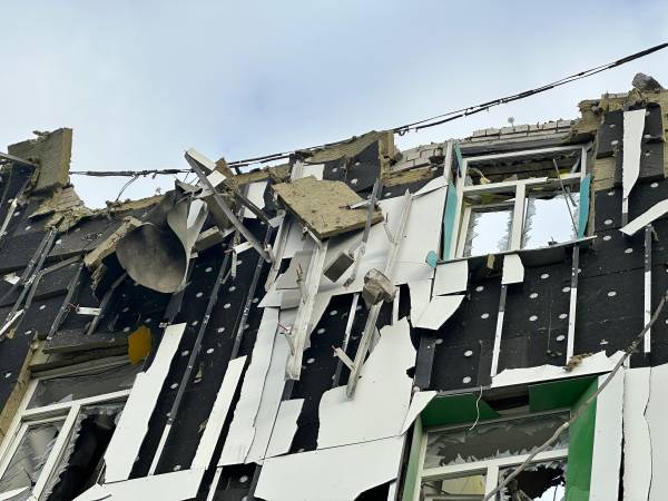 Наслідки обстрілу Чугуєва 12 жовтня / Фото 24 Каналу Чугуїв під ударом: атака дронами на освітянські об'єкти, подробиці. - INFBusiness