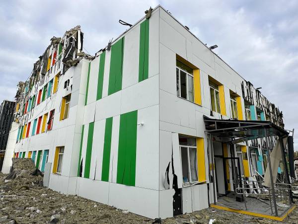 Наслідки обстрілу Чугуєва 12 жовтня / Фото 24 Каналу Чугуїв під ударом: атака дронами на освітянські об'єкти, подробиці. - INFBusiness