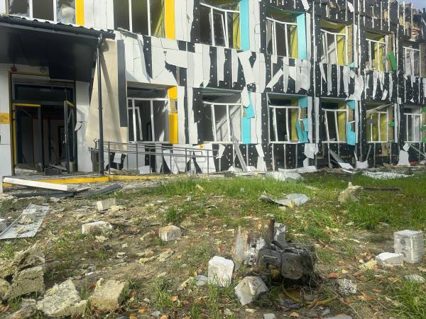 Наслідки обстрілу Чугуєва 12 жовтня / Фото 24 Каналу Чугуїв під ударом: атака дронами на освітянські об'єкти, подробиці. - INFBusiness