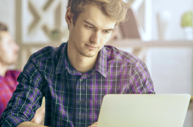 Більш ніж 300 державних, муніципальних і недержавних інституцій вищої освіти протягом вступної кампанії цього року мають менше ніж тисячу абітурієнтів на здобуття ступеня бакалавра. Тільки кожен восьмий університет залучив більше тисячі абітурієнтів цього року. - INFBusiness