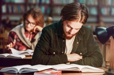 Установи вищої освіти повинні створити індивідуальні освітні маршрути для ветеранів, пристосувавши навчальні плани до їхніх запитів. Університети повинні пристосувати навчальні курси до вимог ветеранів. - INFBusiness