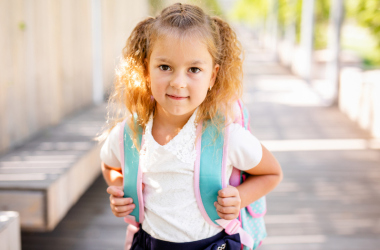 Майже 1 мільярд гривень було використано державою на здійснення платежів сім'ям, де є діти, що вступили до першого класу, в рамках ініціативи «Пакунок школяра». Держава спрямувала близько 1 мільярда гривень на проєкт "Шкільний портфель". - INFBusiness