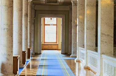 Значна частина українських шкіл функціонує завдяки відданості вчителів пенсійного та близького до пенсії віку. Це ті фахівці, які працюють не заради оплати, а через внутрішнє переконання. В українських школах навчання тримається на відданості вчителів, – парламентський комітет - INFBusiness