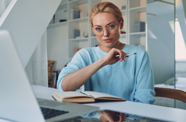 Відповідно до нової системи «Гроші ходять за педагогом», уряд виділятиме заздалегідь визначену суму грошей, а саме 1500 грн, для професійного розвитку освітян. Держава профінансує 1500 грн на перепідготовку вчителя. - INFBusiness