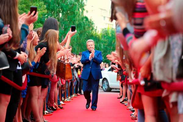 Михайло Поплавський, особа-бренд, котрий трансформував власну індивідуальність у технологію успіху, напередодні іменин в інтерв’ю з Григорієм Решетником на YouTube поділився спогадами про 30-річний ювілей свого піар-проєкту «Співаючий ректор» та планами на прийдешнє. Михайло Поплавський: "Молодий беркут" – це світогляд мого буття - INFBusiness