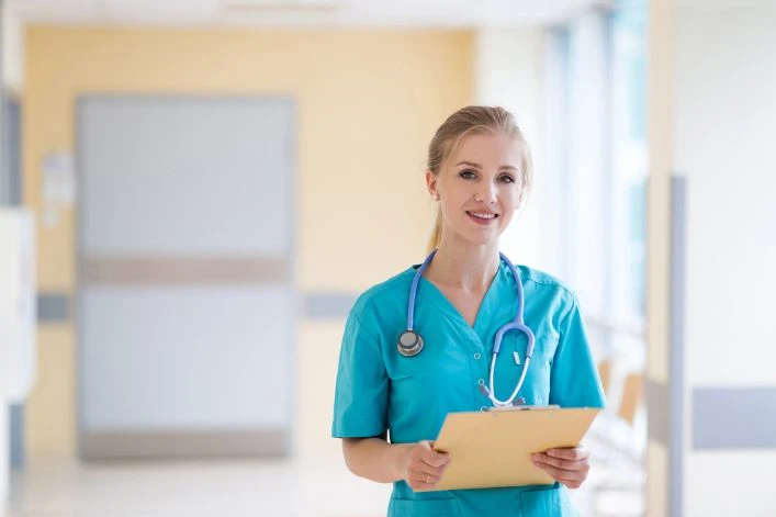 Сьогодні для українських медичних сестер відкрито можливість до працевлаштування в лікарнях Німеччини. Для цього потрібно володіти німецькою на рівні В2 та пройти профільний курс мови. Тож якщо ви бажаєте працювати в німецькій клініці, але не знаєте, з чого почати, то тут ви знайдете необхідні поради по вибору навчання. Ця стаття про те, як і де українські медсестри можуть підготуватися до роботи в німецьких клініках та отримати необхідний рівень знання мови у онлайн-школі іноземних мов Альфа Грант. Як і де медсестрам опанувати професійну німецьку - INFBusiness