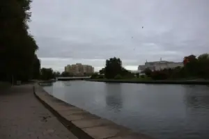 У Мінську 12-річний хлопчик упав у Свислоч із парапету: сам вибратися не зміг