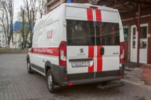 В одному з мінських дворів дитина потрапила під колеса таксі: хлопчик у лікарні