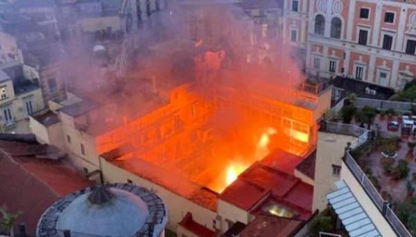 Вогняна стихія знищила старовинний театр в Неаполі.