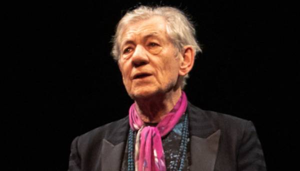 Мак-Келлен декламував вірш Дроня до 4-ї річниці російського вторгнення в Україну