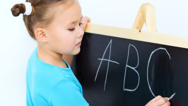 У якому віці час навчати малюка англійської?