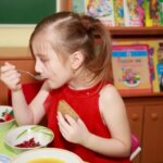 Що приховує поведінку за столом: хитрість для виховання акуратних дітей