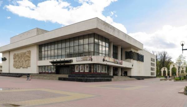 Очільник держави відзначив званнями митців Франківського театру.