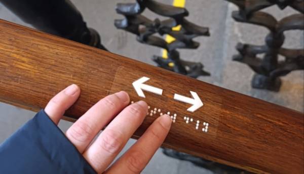 У Нацфілармонії запровадили систему Брайля для орієнтування.