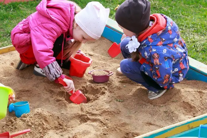 Навіщо дозволяти дитині бруднитися: несподіваний ключ до розвитку песочница
