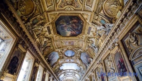 Афера з квитками в Лувр на 10 мільйонів євро: арештовано дев’ятьох підозрюваних.