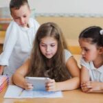 “В державі війна”: як шкодить малечі заборона телефонів в закладах освіти?