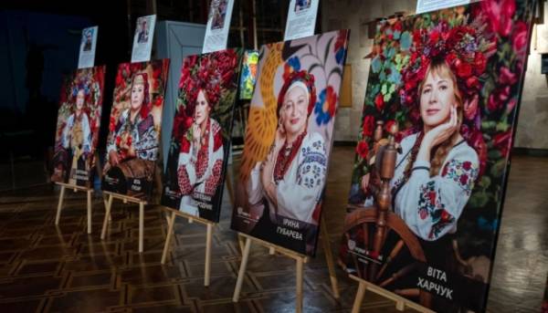 Київ: експозиція вшановує матерів і дружин захисників Маріуполя