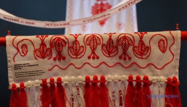 У Львові презентували експозицію “Рушник надії” для допомоги сім’ям бранців