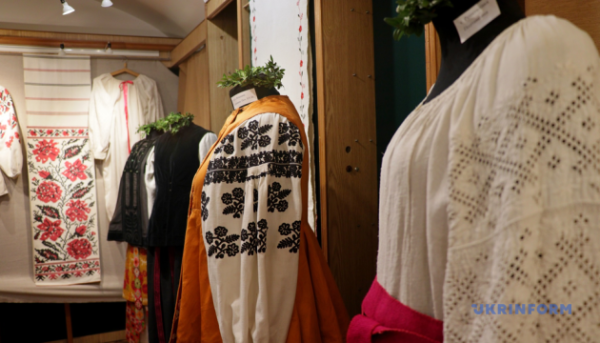 Львів: Експозиція старовинних вишиванок та тканин.