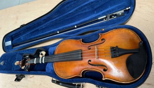 Намір незаконно вивезти старовинну скрипку з України.