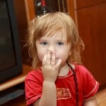 Навіщо обіймати дитину мінімум 8 разів на день: наука про прихильність