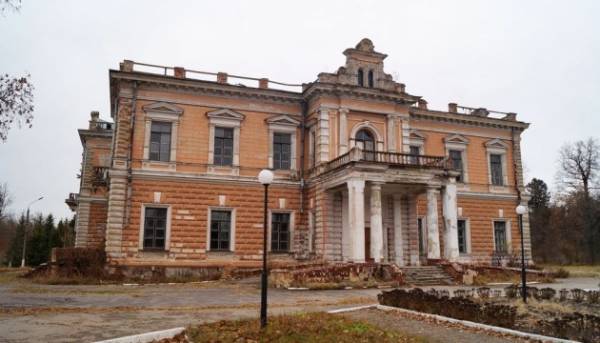 Росіяни зруйнували палац Харитоненків на Сумщині.