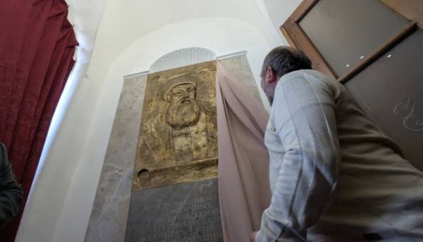 В Дубно вшанували Острозького: відкриття дошки та капсула часу в замку.