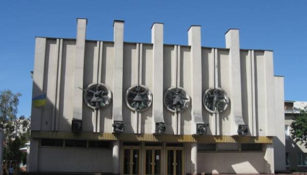 Рівненський ляльковий театр запрошує на перегляд особливої вистави та шукає акторку на роль Барбі.