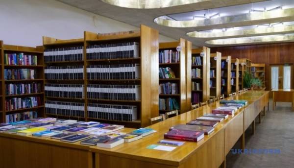 Мінкульт розробляє програми матеріальної допомоги книгарням та бібліотекам.