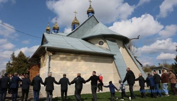 Вертеп поблизу церкви