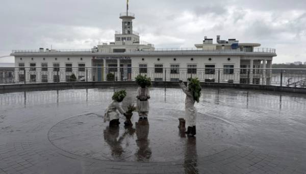 Дитячі скульптури київських засновників вбрали у трипільський одяг