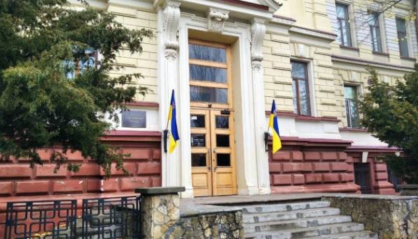 Викрадені з Херсона музейні артефакти псуються у генічеському льоху.