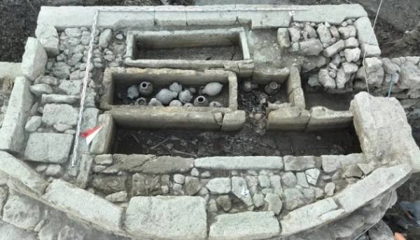 Під час нелегальних розкопок у Херсонесі загарбники виявили цінні урни для поховання часів Римської імперії.