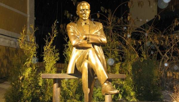 Пам’ятник Булгакову прибрали з вулиць Києва