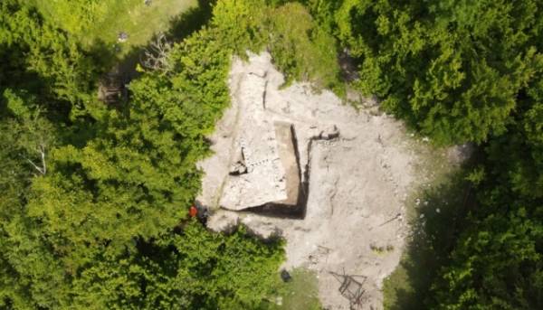 На Хмельниччині знайшли основу дзвіниці монастиря в скелях
