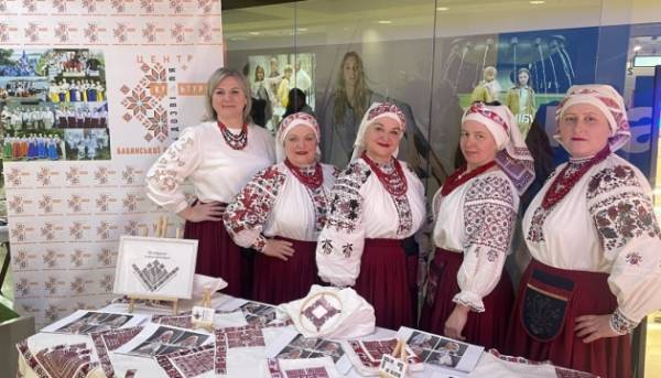 На Рівненщині до списку культурної спадщини додали картини, вишиті бузком, а також хустки на чотири кути.